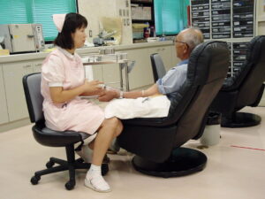 私たちの医院では外来での採血は深い椅子に座って行います