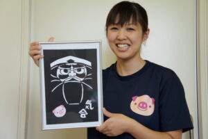 ２０１２年９月撮影　長谷川道子さんが、「ブタ」と「気合」を入れてだるまの切り絵を作ってくれました。モデルは西谷鮎子さんです。