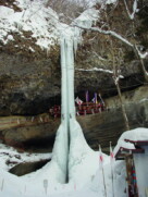 ２００１年３月撮影　故郷の西目屋村の「乳穂ヶ滝」です。滝つぼに落ちる水が凍って下までつながると、その年は豊作になると言われています。今年は何年ぶりかで見事な氷の柱ができました。