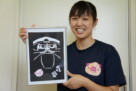 ２０１２年９月撮影　長谷川道子さんが、「ブタ」と「気合」を入れてだるまの切り絵を作ってくれました。モデルは西谷鮎子さんです。