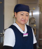 川越英里さんが給食で働いています